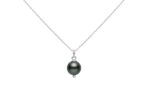 Colgante de plata con perla negra de Tahití sobre fondo blanco