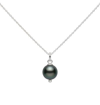 Colgante de plata con perla negra de Tahití sobre fondo blanco