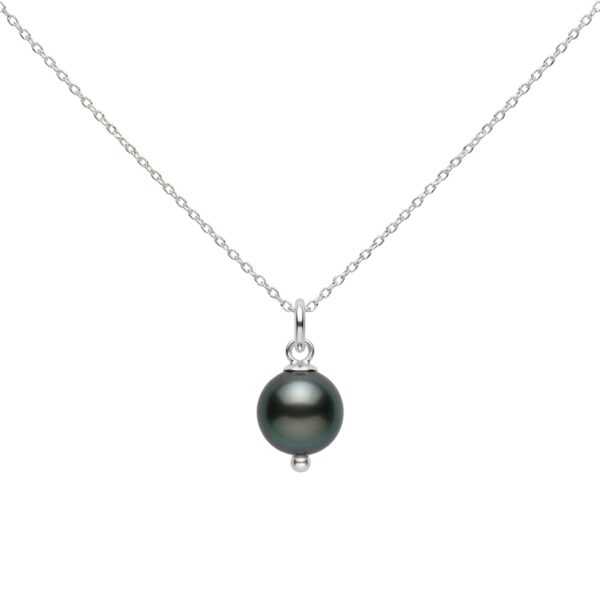 Colgante de plata con perla negra de Tahití sobre fondo blanco