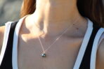 Mujer usando un colgante de plata con perla negra de Tahití