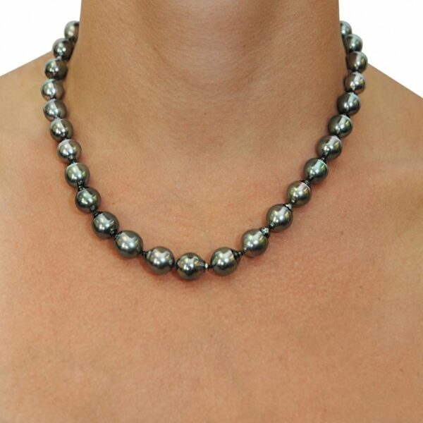 Mujer usando un collar de perlas negras de Tahití