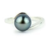 Detalle del anillo de plata con perla negra de Tahití