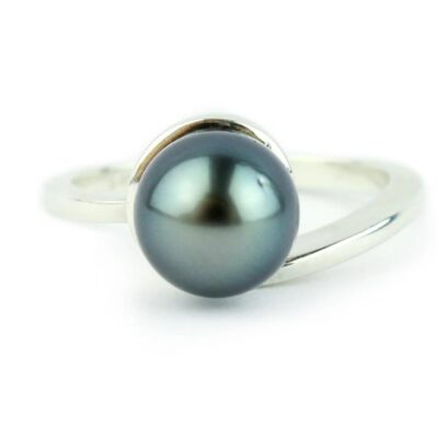 Detalle del anillo de plata con perla negra de Tahití