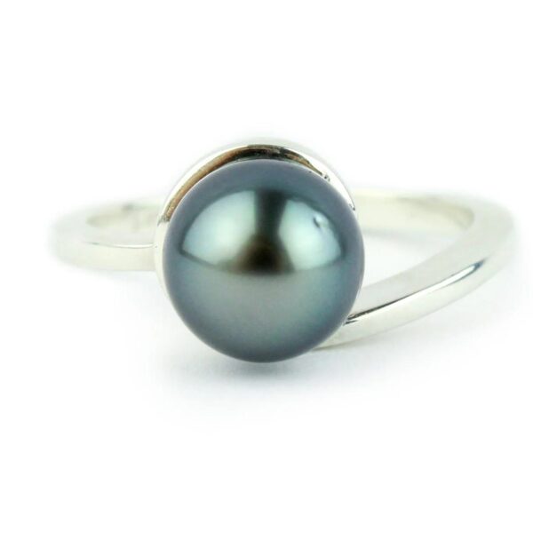 Detalle del anillo de plata con perla negra de Tahití