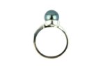 Anillo de plata con perla negra de Tahití, vista frontal