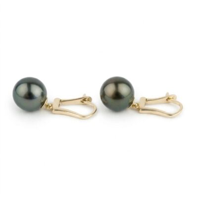 Aros de oro con perlas negras de Tahití sobre fondo blanco