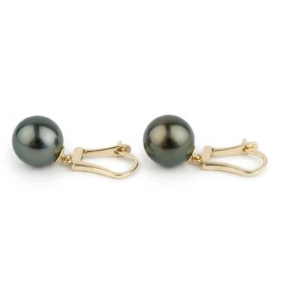 Aros de oro con perlas negras de Tahití sobre fondo blanco