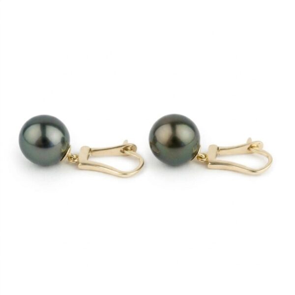 Aros de oro con perlas negras de Tahití sobre fondo blanco
