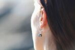 Mujer usando aros de plata con perla negra de Tahití