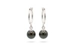 Aros de plata con perlas negras de Tahití sobre fondo blanco