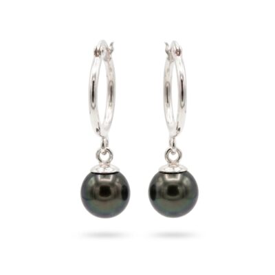 Aros de plata con perlas negras de Tahití sobre fondo blanco