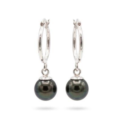 Aros de plata con perlas negras de Tahití sobre fondo blanco