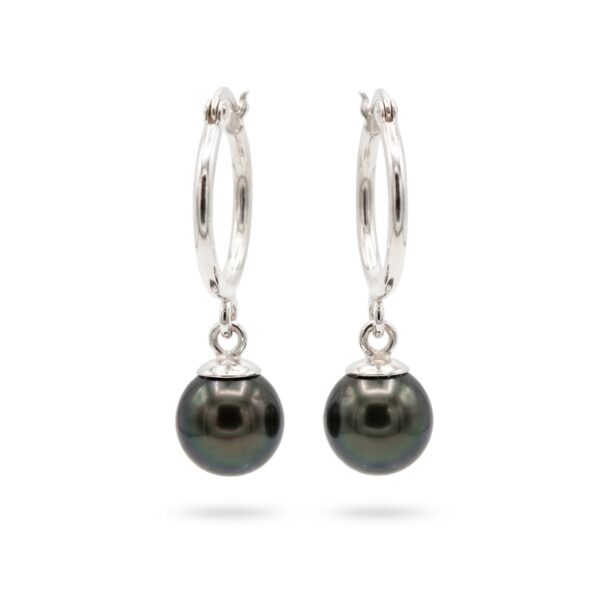 Aros de plata con perlas negras de Tahití sobre fondo blanco